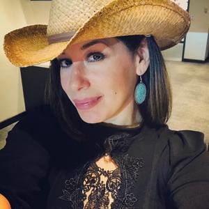 Meet your Posher, Senayda